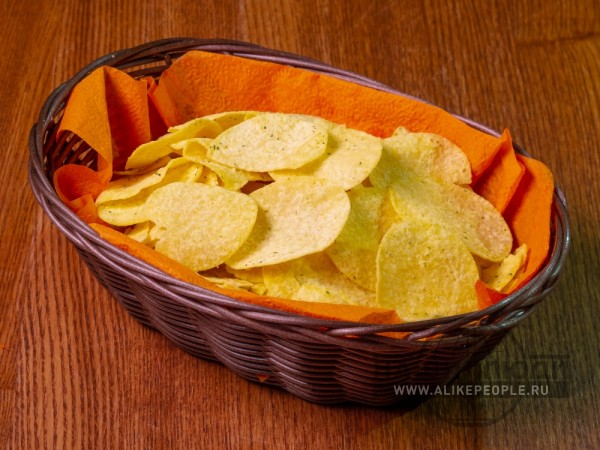 Картофельные чипсы со сметаной и луком - фото1