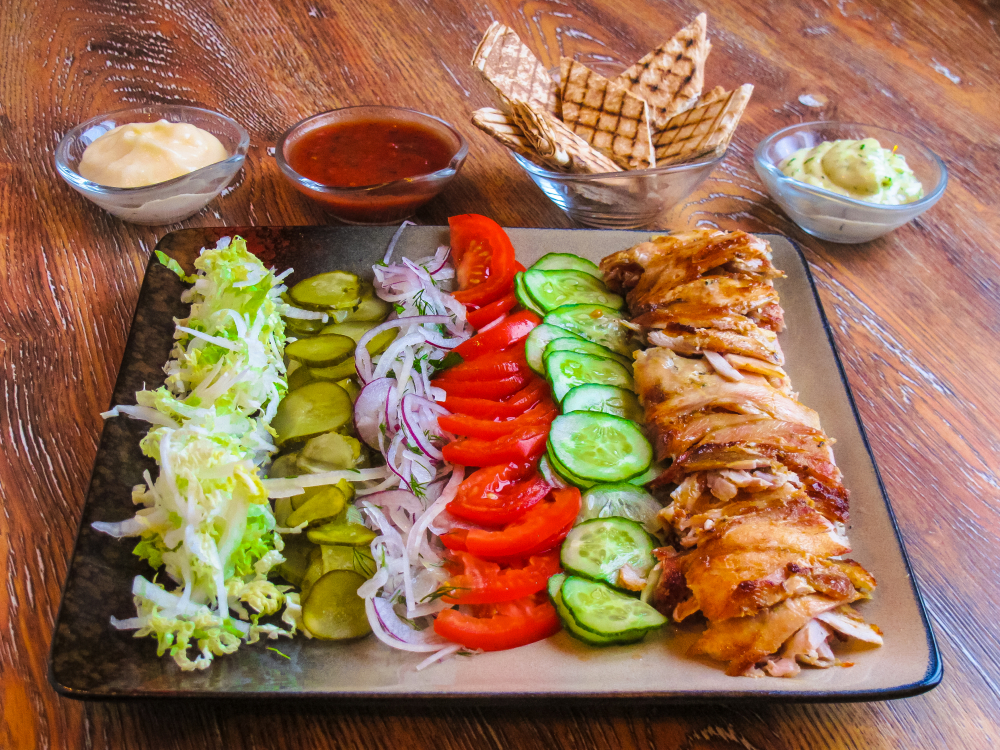 Шаурма с курицей на тарелке - фото1